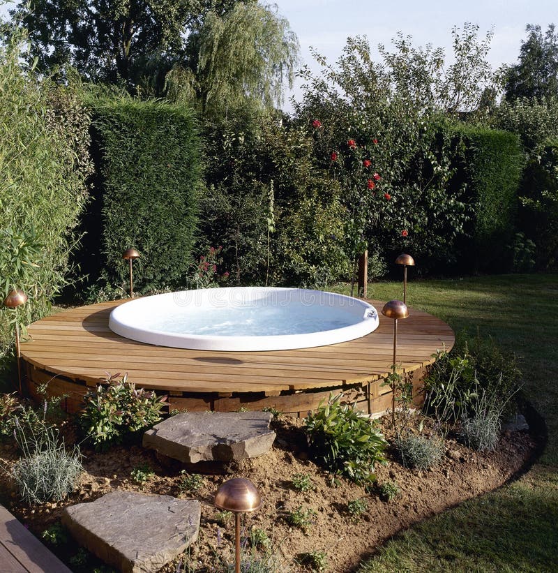 Beau jacuzzi extérieur photo stock. Image du jardin, extérieur