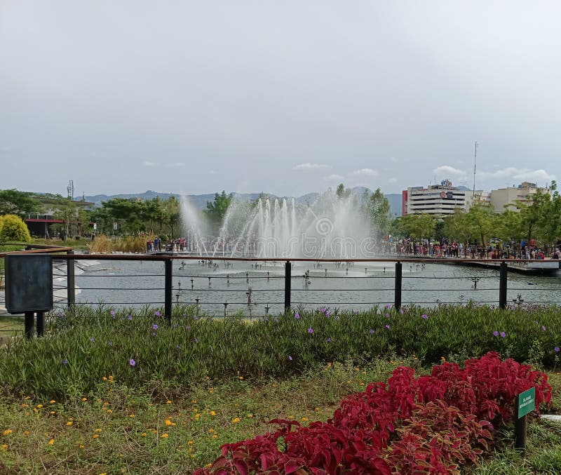 Beau jardin fontaine image libre de droits
