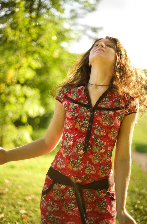 Beau jeune femme appréciant le jour ensoleillé photographie stock Beau jeune femme appréciant le jour ensoleillé photographie stock