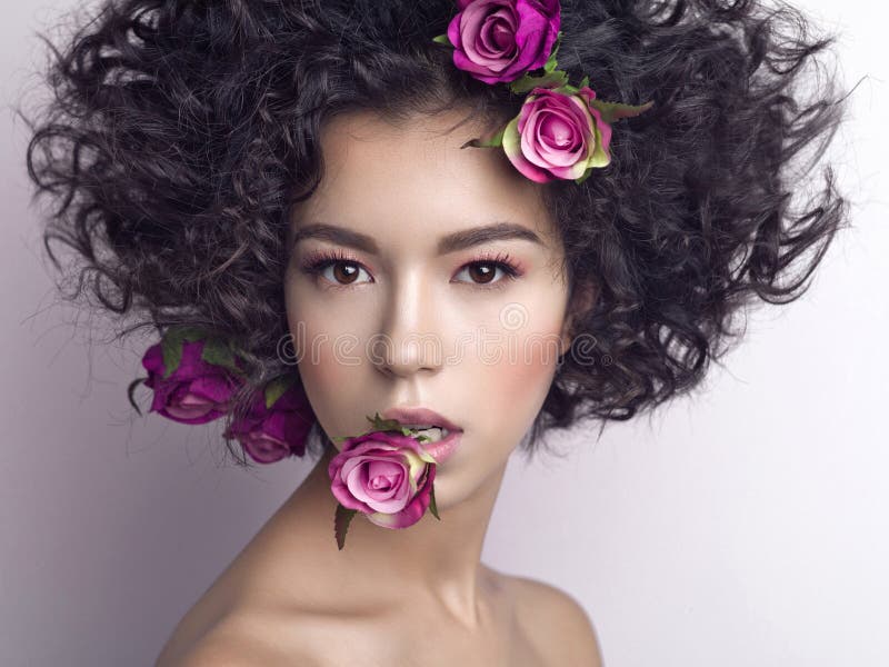 Beau jeune femme avec des fleurs dans son cheveu image libre de droits Beau jeune femme avec des fleurs dans son cheveu image libre de droits
