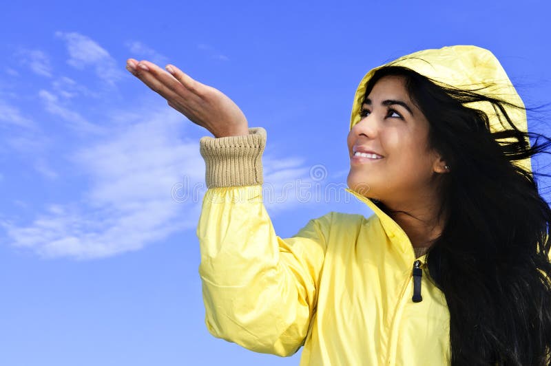 Beau jeune femme dans l'imperméable photo libre de droits Beau jeune femme dans l'imperméable photo libre de droits