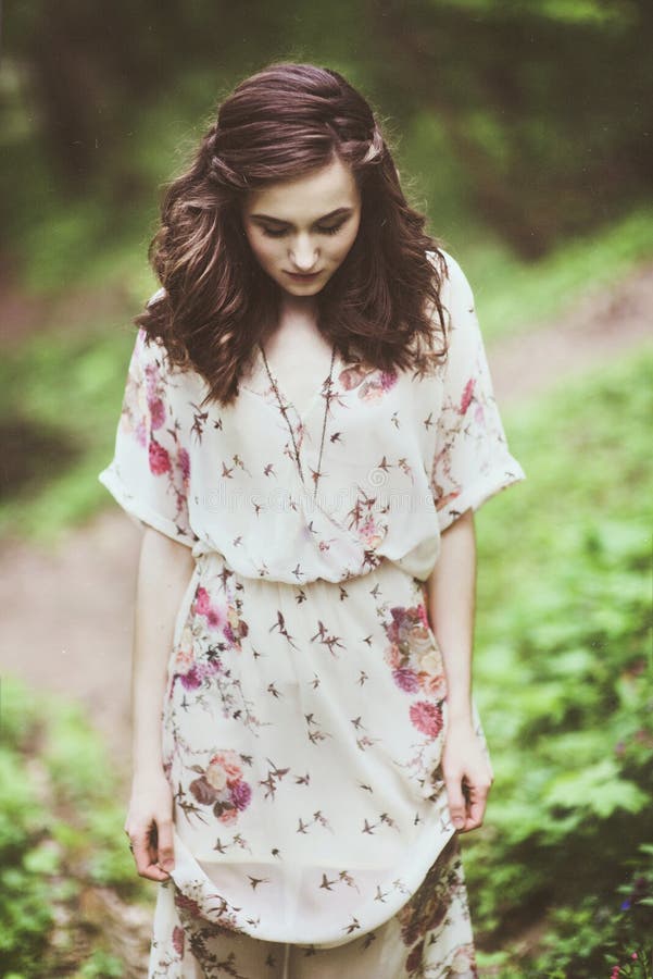 Beau jeune femme dans la forêt image stock Beau jeune femme dans la forêt image stock