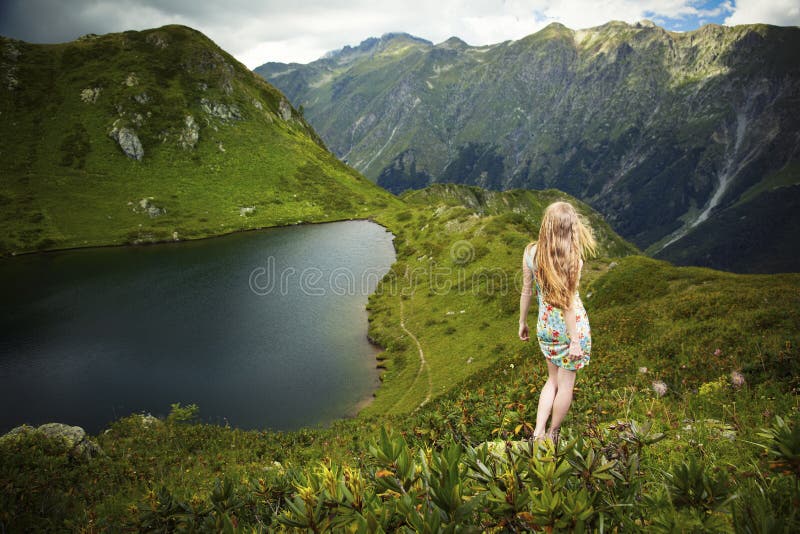 Beau jeune femme dans les montagnes images stock Beau jeune femme dans les montagnes images stock