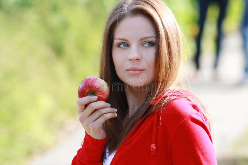 Beau jeune femme mangeant la pomme.