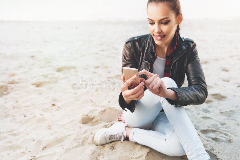 Beau, jeune femme prenant un selfie dehors photos stock Beau, jeune femme prenant un selfie dehors photos stock