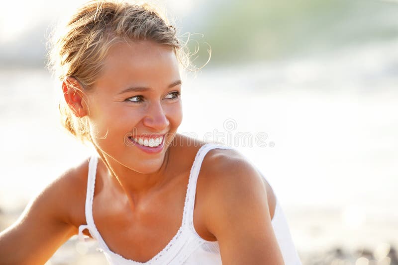 Beau jeune femme sur la plage photographie stock Beau jeune femme sur la plage photographie stock