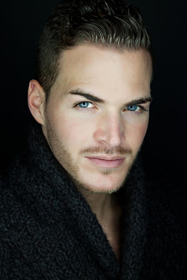 Beau jeune homme photo stock. Image du cheveu, application 30679748