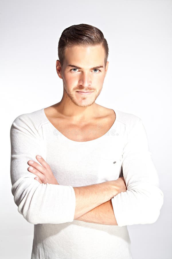 Beau jeune homme avec le fond blanc photo stock Beau jeune homme avec le fond blanc photo stock