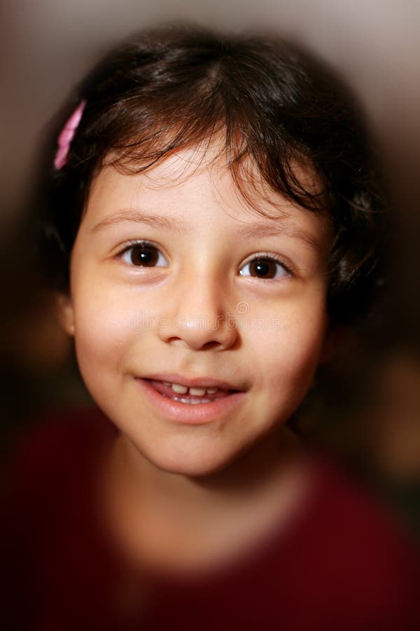 Beau jeune sourire hispanique de fille photographie stock Beau jeune sourire hispanique de fille photographie stock