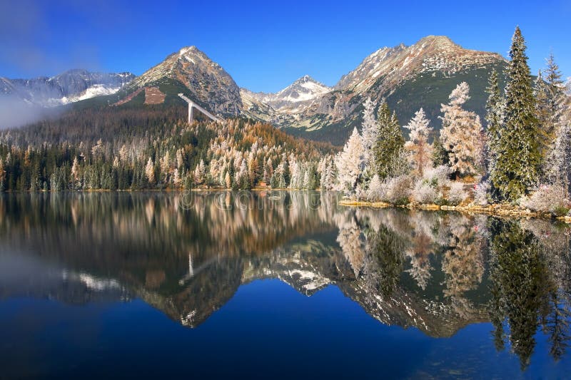 Beau lac de montagne avec la réflexion photo stock Beau lac de montagne avec la réflexion photo stock