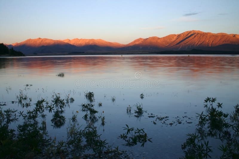 Beau lac Tekapo au coucher du soleil photo stock Beau lac Tekapo au coucher du soleil photo stock