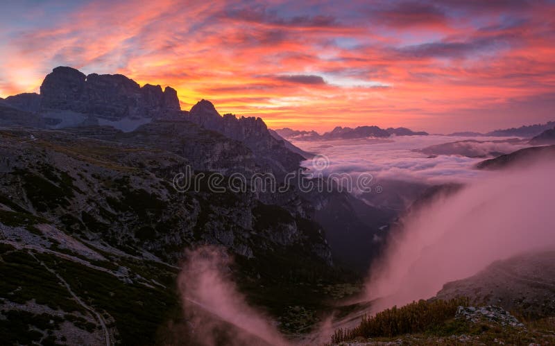Beau lever de soleil sur les dolomites photo libre de droits Beau lever de soleil sur les dolomites photo libre de droits