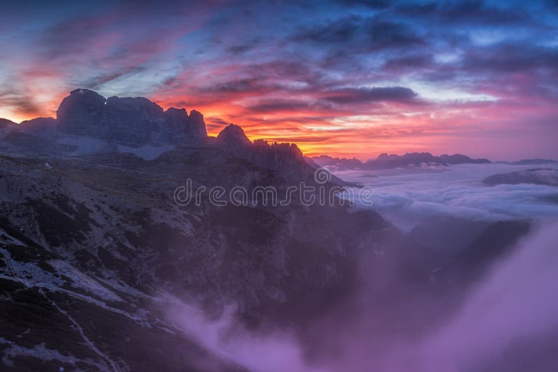 Beau lever de soleil sur les dolomites photos libres de droits Beau lever de soleil sur les dolomites photos libres de droits