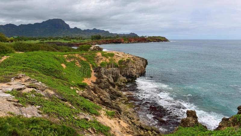 Beau littoral le long de traînée d'héritage de Mahaulepu en île de Kauai