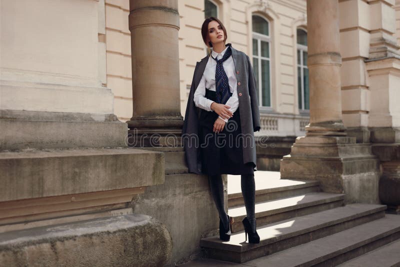 Beau mannequin In Fashionable Clothing sur la rue image libre de droits Beau mannequin In Fashionable Clothing sur la rue image libre de droits