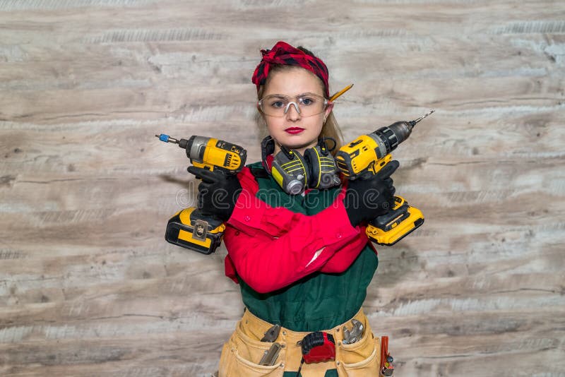 Beau Menuisier Posant Dans Une Ceinture En Cuir Avec Des Outils Et Une  Machine à Percer Photo stock - Image du mécanique, métier: 156931900