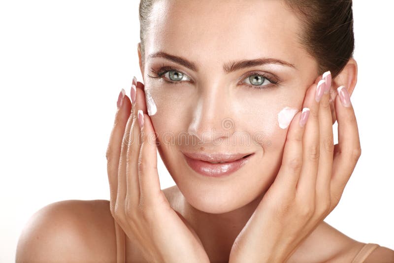 Beau modèle appliquant des treatmen crèmes cosmétiques sur son visage photo libre de droits Beau modèle appliquant des treatmen crèmes cosmétiques sur son visage photo libre de droits