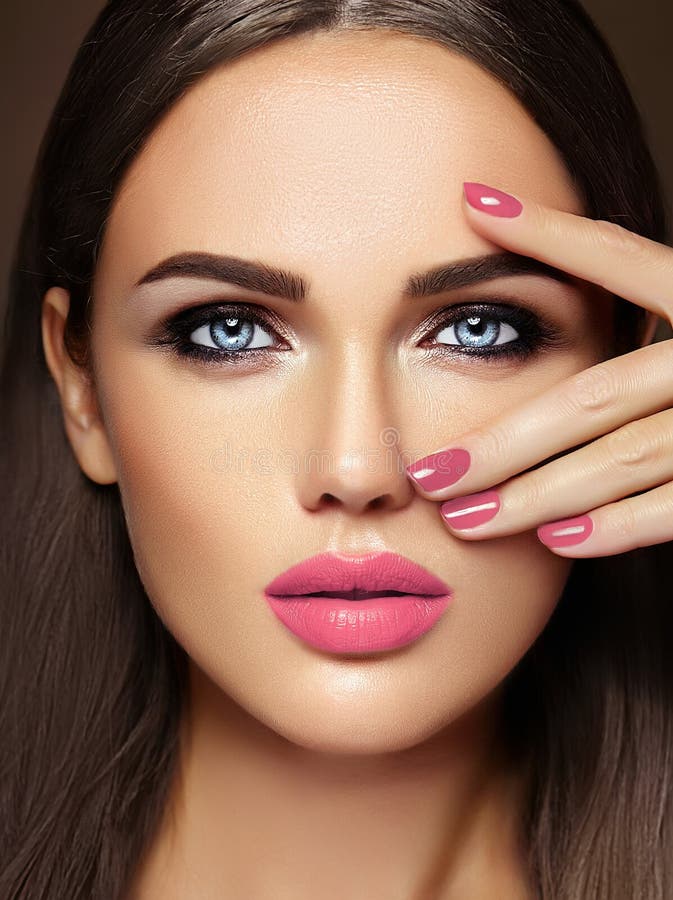 Beau modèle de charme avec le maquillage quotidien frais avec images stock Beau modèle de charme avec le maquillage quotidien frais avec images stock