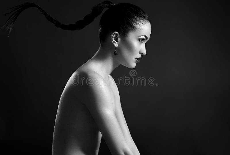 Beau modèle nu sexy de Caucasien de brune image stock Beau modèle nu sexy de Caucasien de brune image stock