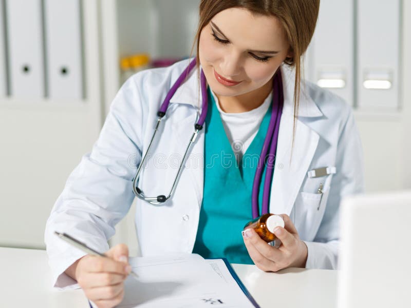 Beau médecin ou pharmacien féminin de médecine de médecin photo libre de droits Beau médecin ou pharmacien féminin de médecine de médecin photo libre de droits