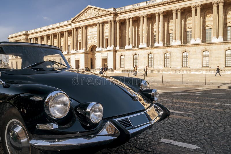 Beau noir cru parking devant le musée de Louvre, Paris, France images stock Beau noir cru parking devant le musée de Louvre, Paris, France images stock