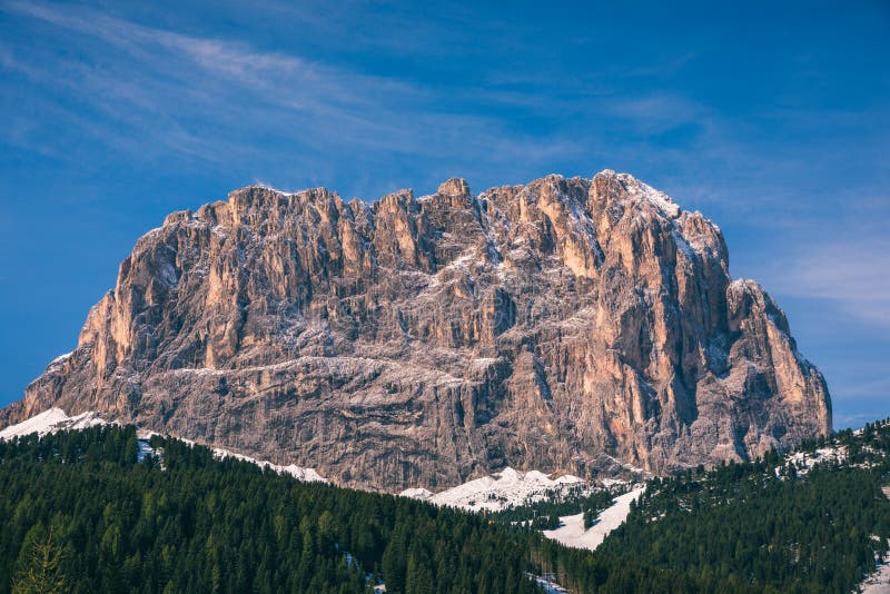 Beau panorama d'hiver avec la neige fraîche de poudre Paysage avec photo stock Beau panorama d'hiver avec la neige fraîche de poudre Paysage avec photo stock