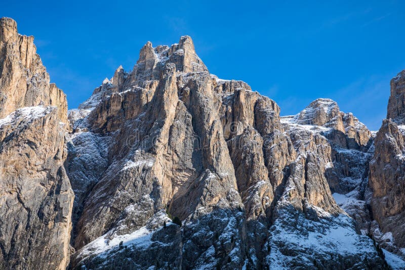 Beau panorama d'hiver avec la neige fraîche de poudre Paysage avec photographie stock libre de droits Beau panorama d'hiver avec la neige fraîche de poudre Paysage avec photographie stock libre de droits