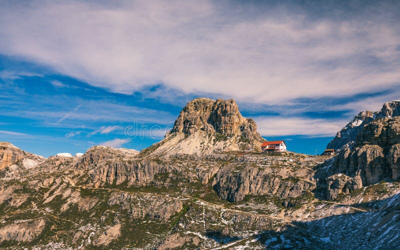 Beau panorama de montagne en montagnes de dolomites par Tre Cime d images stock Beau panorama de montagne en montagnes de dolomites par Tre Cime d images stock