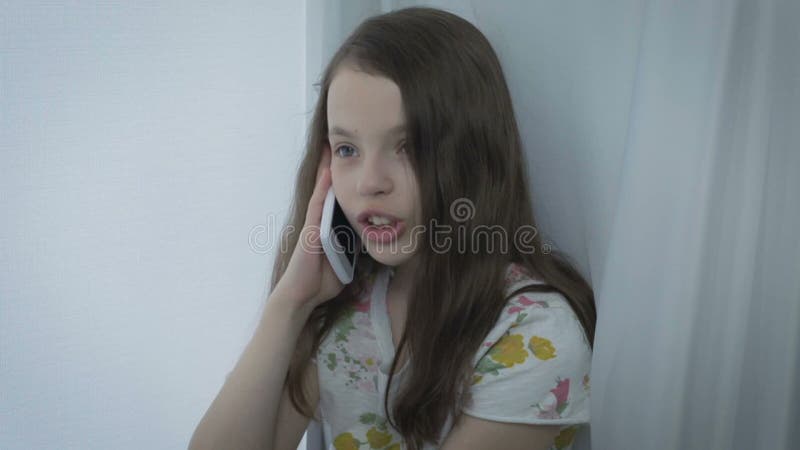 Beau parler émotif de petite fille au téléphone intelligent