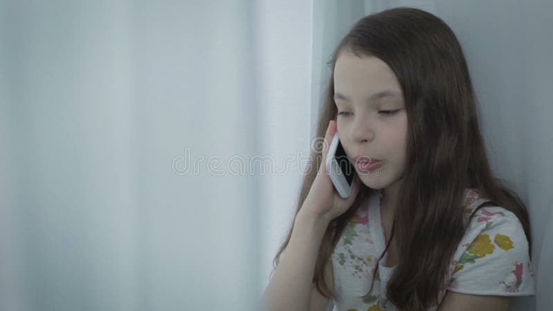 Beau parler émotif de petite fille au téléphone intelligent