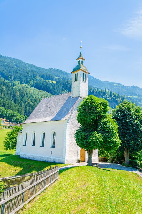 Beau paysage alpin avec l'église, Autriche photos stock Beau paysage alpin avec l'église, Autriche photos stock