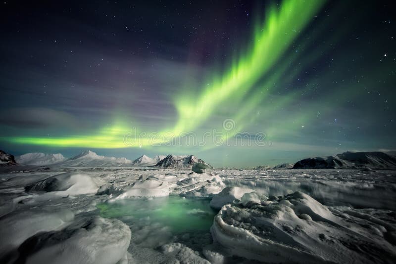 Beau paysage arctique de fjord avec les lumières du nord - le Spitzberg, le Svalbard photos libres de droits Beau paysage arctique de fjord avec les lumières du nord - le Spitzberg, le Svalbard photos libres de droits