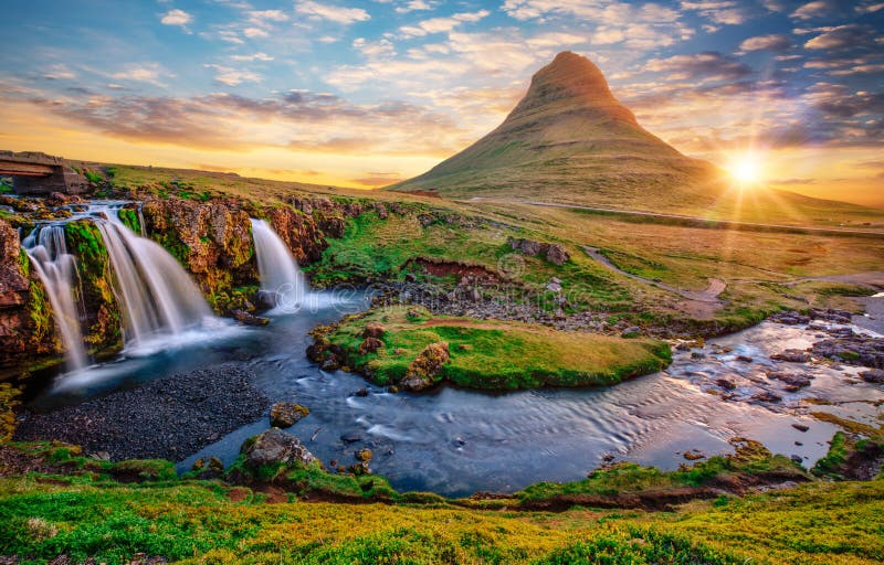 Beau Paysage Avec Le Lever De Soleil Sur La Cascade De Beau Paysage Avec Le Lever De Soleil Sur La Cascade De