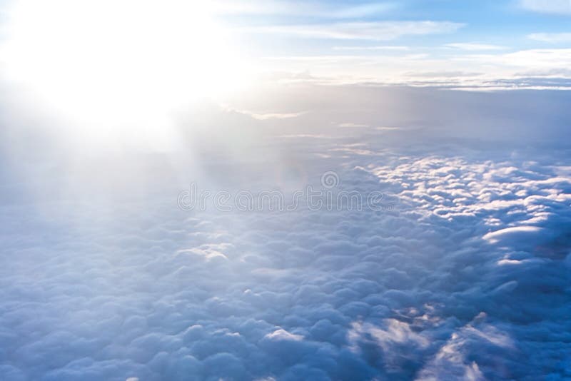 Beau paysage céleste avec les nuages légers épais images libres de droits Beau paysage céleste avec les nuages légers épais images libres de droits