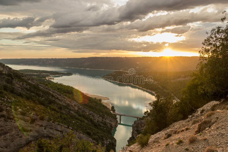 Beau Paysage De St Croix Lake Dans Les Gorges Du Verdon