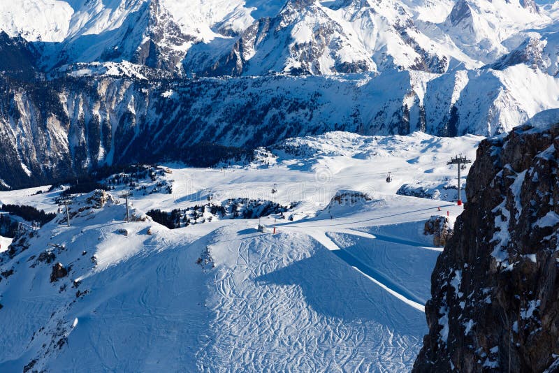 Beau paysage de montagne d'hiver dans une lumière naturelle image stock Beau paysage de montagne d'hiver dans une lumière naturelle image stock
