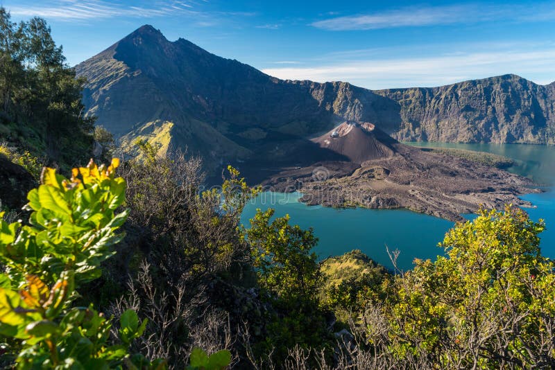 Beau paysage de montagne de volcan actif de Rinjani, Lombok i images libres de droits Beau paysage de montagne de volcan actif de Rinjani, Lombok i images libres de droits