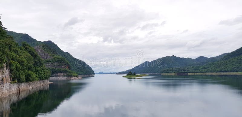 Beau paysage de Mountain View avec la rivière ou le lac, le ciel blanc et la réflexion sur l'eau photo libre de droits Beau paysage de Mountain View avec la rivière ou le lac, le ciel blanc et la réflexion sur l'eau photo libre de droits
