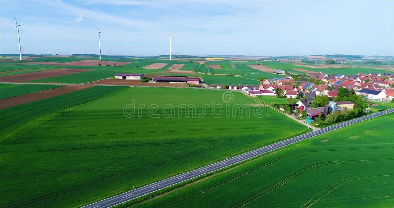 Beau paysage européen. champs verts autour d'une petite ville. petite vue aérienne de la ville européenne. aérien du village allem