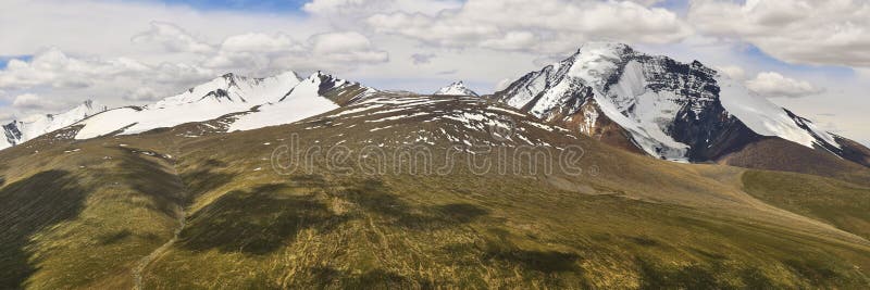 Beau paysage panoramique coloré avec la montagne de Kang Yatze prise du passage de La de Gongmaru en Himalaya, Ladakh, Inde photo stock Beau paysage panoramique coloré avec la montagne de Kang Yatze prise du passage de La de Gongmaru en Himalaya, Ladakh, Inde photo stock