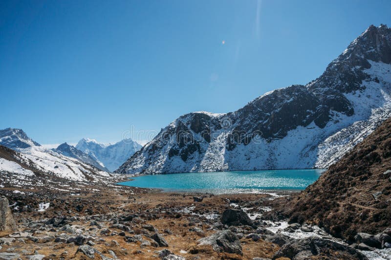 beau paysage scénique avec les montagnes et le lac neigeux, Népal, Sagarmatha, photographie stock beau paysage scénique avec les montagnes et le lac neigeux, Népal, Sagarmatha, photographie stock