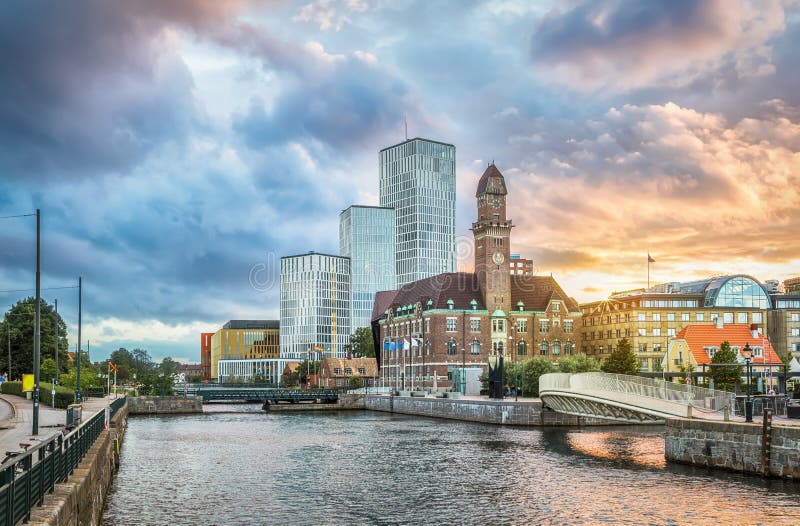Beau paysage urbain avec le coucher du soleil à Malmö, Suède photos stock Beau paysage urbain avec le coucher du soleil à Malmö, Suède photos stock