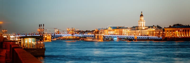 Beau paysage urbain de nuit, vue de nuit de St Petererburga et l'IL photos stock Beau paysage urbain de nuit, vue de nuit de St Petererburga et l'IL photos stock