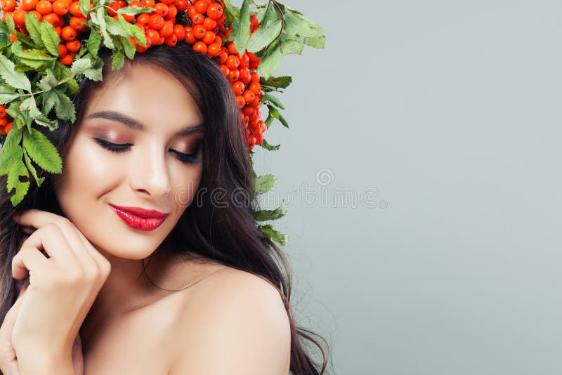 une jeune maquilleuse tient un pinceau de maquillage, un