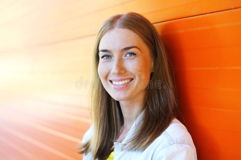 Beau plan rapproché de sourire heureux de femme au-dessus de fond coloré image libre de droits Beau plan rapproché de sourire heureux de femme au-dessus de fond coloré image libre de droits