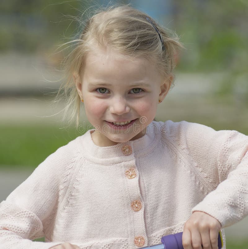 Beau plan rapproché gai de fille Verticale en plein air sourires photos stock Beau plan rapproché gai de fille Verticale en plein air sourires photos stock