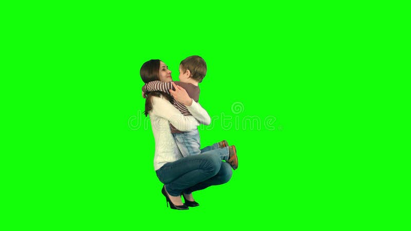 Beau portrait d'une mère et d'un fils sur un vert clips vidéos