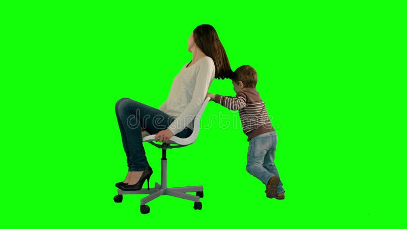 Beau portrait d'une mère et d'un fils sur un vert banque de vidéos