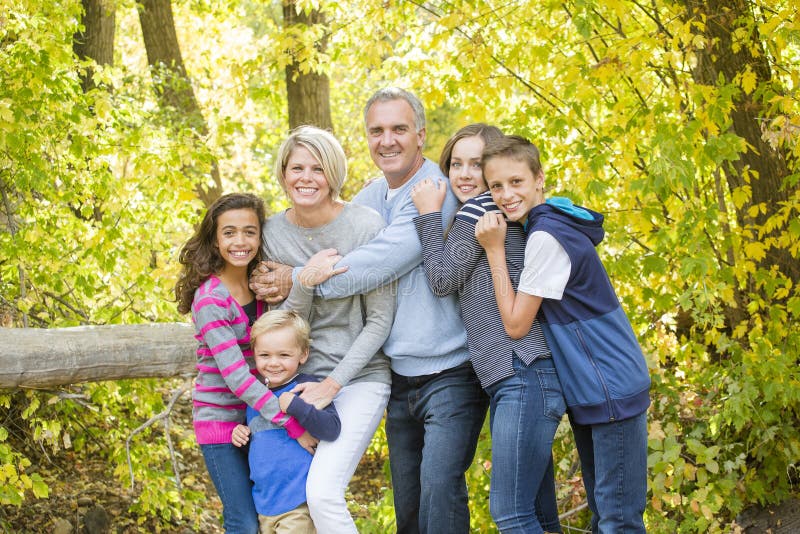 Beau portrait de famille dehors un jour ensoleillé images libres de droits Beau portrait de famille dehors un jour ensoleillé images libres de droits