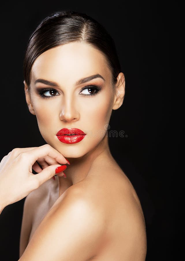 Beau portrait de femme, beauté sur le fond foncé photographie stock Beau portrait de femme, beauté sur le fond foncé photographie stock